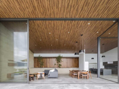 Chất liệu gỗ công nghiệp trong không gian trần nhà hiện đại