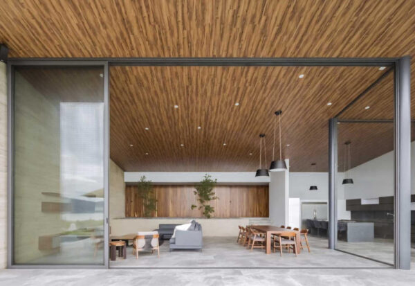 Chất liệu gỗ công nghiệp trong không gian trần nhà hiện đại