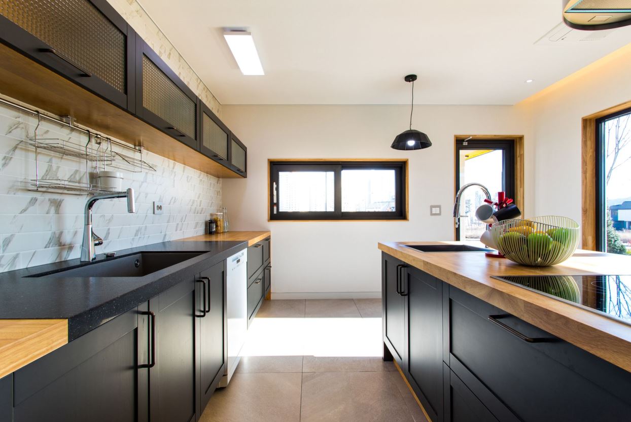Bếp song song với thiết kế màu đen đơn giản, tiết kiệm và tối ưu không gian nên rất phù hợp với những phòng bếp có diện tích khiêm tốn. 