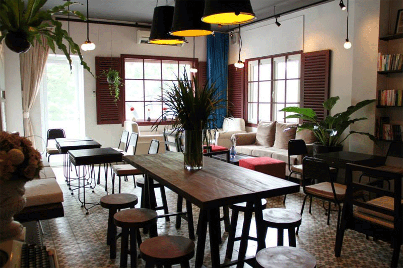 Không gian quán The Morning Cafe với kiểu thiết kế nội thất mang phong cách Vintage của Pháp.