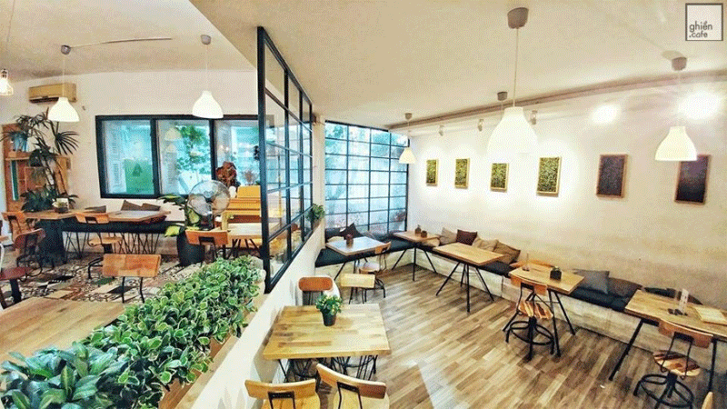 Tuy là quán cafe chung cư, nhưng nhờ vào cách chọn màu và nội thất đã làm không gian như được “mở rộng”.