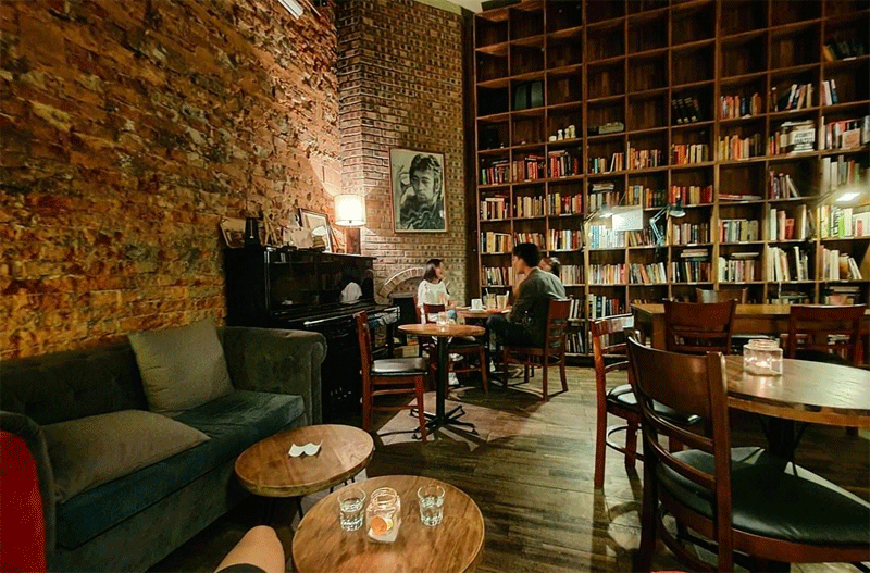 Không gian nội thất gỗ ấm cúng của quán cafe sách Tranquil Cafe.