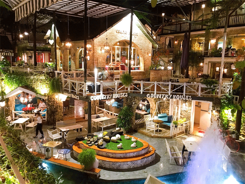 Không gian quán cafe sân vườn Country House được ví như “vườn địa đàng” giữa lòng Sài Gòn.