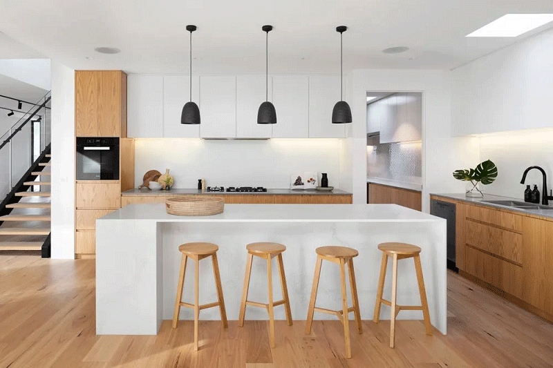 Sự kết hợp hoàn hảo giữa 2 gam màu trắng và nâu gỗ nhạt mang lại sự giản dị, ấm cúng cho căn bếp.