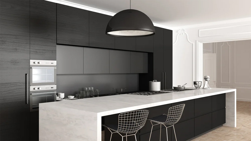 Phòng bếp hiện đại có bàn đảo với tông màu trắng đen