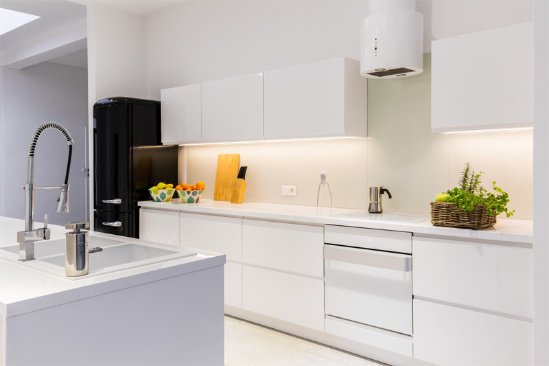 Phòng bếp tông trắng được bày trí cực tinh giản và tiện nghi